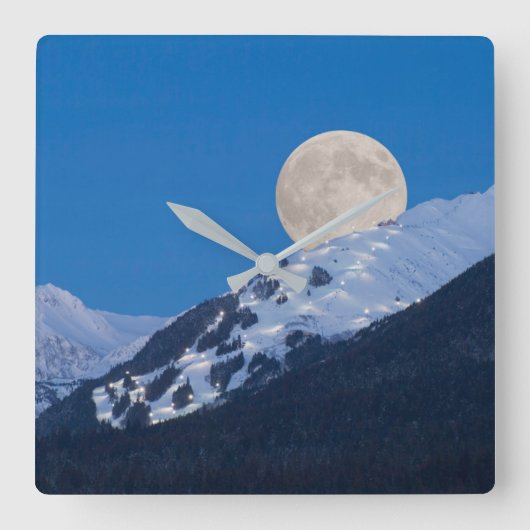 Full Moon Over Alyeska Ski Resort, Alaska Quadratische Wanduhr (Vorderseite)