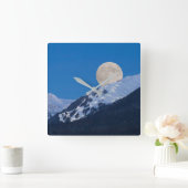Full Moon Over Alyeska Ski Resort, Alaska Quadratische Wanduhr (Zuhause)