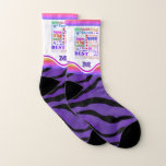 Fun 90th Birthday Party Personalisiert Monogram Socken<br><div class="desc">Einzigartige und besondere Typografie Thema 90. Geburtstag Party Dekor und Geschenke. Der Text beinhaltet eine wilde Fab um 90. fabelhafte 90, phantastische 90. Geburtstagsfeier, extra besonderer 90. Geburtstag, glücklicher 90. Geburtstag, rockender 90. Geburtstag, gut 90, und phantastisch 90. Geburtstag. Heller, farbiger Text in Gelb, Rosa, lila, Blau, Grün und Rot....</div>