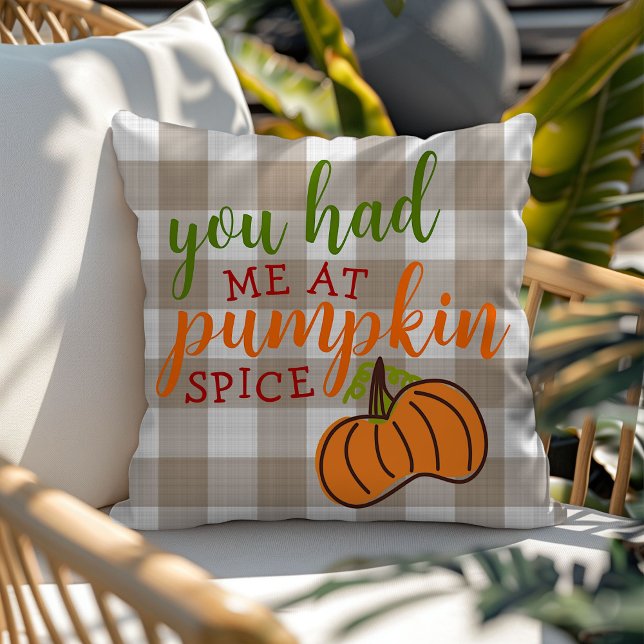 Fun Autumn Zitat Orange Pumpkin On Gingham Pattern Kissen (Von Creator hochgeladen)