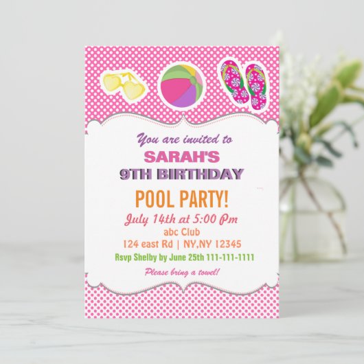 Fun Beach Ball Flipflop Girls Pool Party lädt ein Einladung (Stehend Vorderseite)