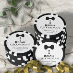 Fun Black Bow Krawatte & Buttons Trauzeuge Hochzei Pokerchips<br><div class="desc">Diese lustigen Poker-Chips sind als Geschenk für die Trauzeugen bei Ihrer Hochzeit konzipiert. Das niedliche Design verfügt über eine schwarze Bogen-Krawatte mit drei schwarzen Tasten. Es gibt Platz für seinen Namen, den Titel "Trauzeuge" die Namen des Paares und das Hochzeitstag. Ein wunderbarer Weg, um ihm dafür zu danken, dass er...</div>