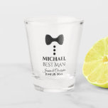 Fun Black Krawatte Tuxedo Trauzeuge Gastgeschenk H Schnapsglas<br><div class="desc">Dieses Gastgeschenk Hochzeit-Shot-Glas zeichnet sich durch ein unterhaltsames und dennoch raffiniertes Design mit einer schwarzen Bogen-Krawatte und drei Tasten aus, die an einen Smoking erinnern. Der Text lautet "Trauzeuge" mit einem Platz für seinen Namen. Unten ist Platz für die Namen des Paares und das Hochzeitstag. Ein guter Weg, um ihm...</div>