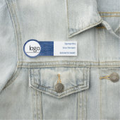 FUN BLAUE DENIM JEAN MIT LOGO BUSINESS BESCHÄFTIGU NAMENSSCHILD (Beispiel)