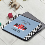 Fun Blue Kids Red Racing Car Laptopschutzhülle<br><div class="desc">Dieser Laptop-Ärmel ist ideal für den Kleinen,  der einen Laptop oder Ähnliches hat. Es ist ein super lustiges Design,  das perfekt für den kleinen Autoliebhaber in Ihrem Leben ist.</div>