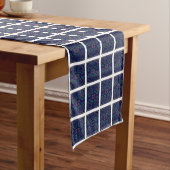 Fun Blue Squares auf Blue Geometric Table Runner Kurzer Tischläufer (Beispiel)
