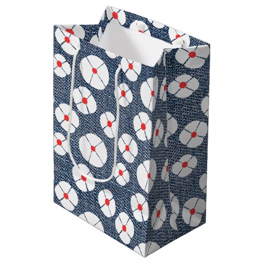 Fun Blume über Denim Mittlere Geschenktüte (Vorderseite Schrägansicht)