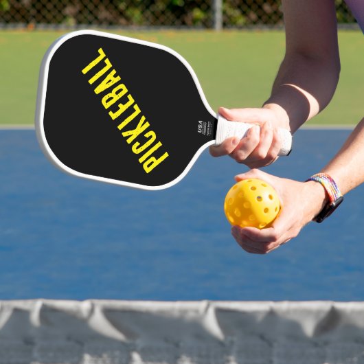 Fun Bold 90er hellgelber Diagonaltext auf schwarz Pickleball Schläger (InSitu)