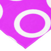 Fun Bright Pink gepolsterte Ringe Muster Weiße Str Tischdecke (Schrägansicht)