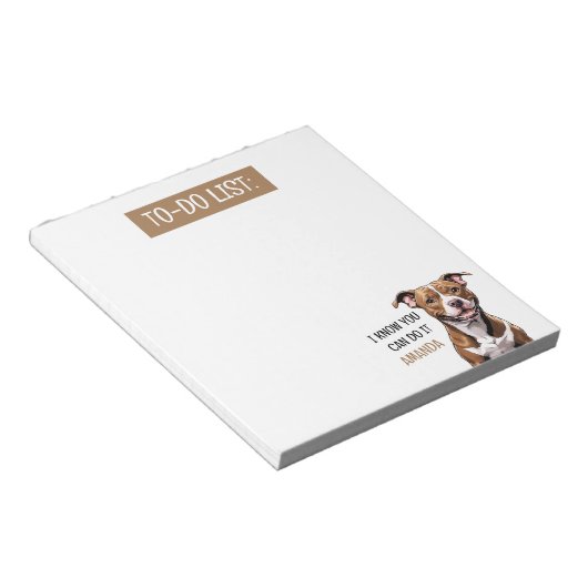 Fun Brown führt Pit Bull Terrier auf Notizblock (angewinkelt)