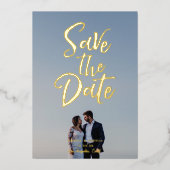 Fun Brushed Schriftart Foto Save the Date Goldfoli Folieneinladung (Vorderseite)