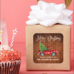 Fun Calligraphy Christmas Wood Vintag Truck Quadratischer Aufkleber<br><div class="desc">Modern Fun Calligrafy Script Wasserfarbe Vintager roter Lkw mit Weihnachtsbaum Geschenksticker - Rustikaler Landholzdruck</div>