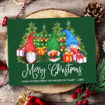 Fun Calligraphy Merry Christmas Gnomes Green Postkarte<br><div class="desc">Moderne Fun Kalligrafie Script Frohe Weihnachten Wasserfarben Gnomes Postcard mit Pine Trees und farbenfrohen Saitenleuchten. Familienname und Jahr - Waldgrüner Hintergrund</div>