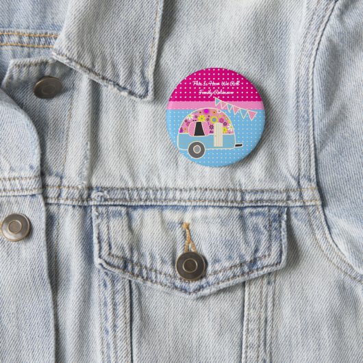 Fun Camper Camping Party versorgt rosa blaue Retro Button (Beispiel)