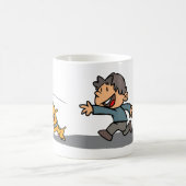 Fun Cartoon Boy and Dog Playing Fetch Kaffeetasse (Mittel)