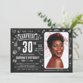 Fun Chalkboard Doodle Foto Überraschung 30. Geburt Einladung (Stehend Vorderseite)