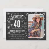 Fun Chalkboard Doodle Foto Überraschung 40. Geburt Einladung (Vorderseite)