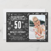 Fun Chalkboard Doodle Foto Überraschung 50. Geburt Einladung (Vorderseite)