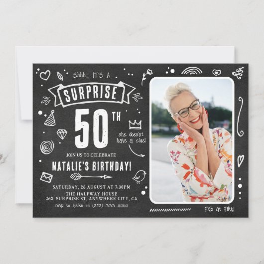 Fun Chalkboard Doodle Foto Überraschung 50. Geburt Einladung (Vorderseite)