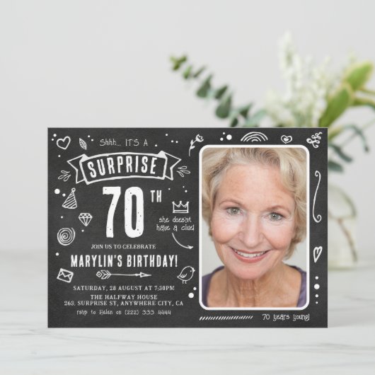 Fun Chalkboard Doodle Foto Überraschung 70. Geburt Einladung (Stehend Vorderseite)