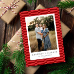 Fun Checked Customizable Color 1 Foto WARM RED Feiertagskarte<br><div class="desc">Diese lustige und festliche Urlaubskarte verfügt über ein individualisierbares Farbkarton, ein vertikales Foto und eine einfache Typografie. Die Rückseite der Karte weist das gleiche karierte Muster auf (Sie können auch ein anderes Foto und/oder einen zusätzlichen Text auf der Rückseite hinzufügen). **Um die Musterfarben anzupassen, benutzen Sie einfach das Editor-Tool und...</div>