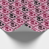 Fun Checkered Hearts Soft Pink und Wine Red Geschenkpapier (Ecke)