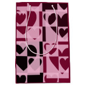 Fun Checkered Hearts Soft Pink und Wine Red Mittlere Geschenktüte (Vorderseite)