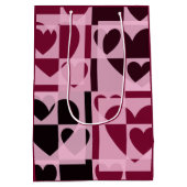 Fun Checkered Hearts Soft Pink und Wine Red Mittlere Geschenktüte (Rückseite)