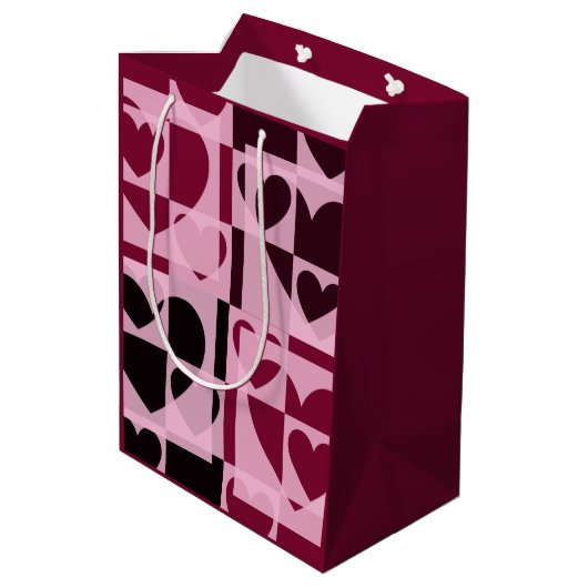 Fun Checkered Hearts Soft Pink und Wine Red Mittlere Geschenktüte (Rückseite Schrägansicht)