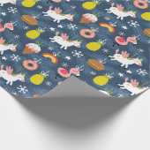 Fun Christmas Unicorns und Flamingos Muster Geschenkpapier (Ecke)