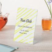 Fun Club bachelorette party yellow lines backgroun Sockelschild (In SItu)