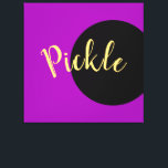 Fun Cool Bold Lila Black Pickleball Motto Script Leinwanddruck<br><div class="desc">Dieses lustige Template-Design zeigt zentrierten,  festlich,  warmgelben Schriftzeichen "Pickle" vor einem schwarzen Mittelkreis und einem lila Hintergrund der Traube. Der Text kann personalisiert sein.</div>