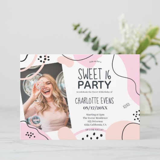 Fun cool rosa rot abstrakte Formen Foto Sweet 16 Einladung (Stehend Vorderseite)