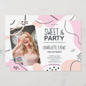 Fun cool rosa rot abstrakte Formen Foto Sweet 16 Einladung (Vorne/Hinten)