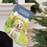 Fun Dog Foto Name Personalisiert Großer Weihnachtsstrumpf<br><div class="desc">Dein Hund wird diesen lustigen Weihnachtsweihnachtsweih personalisiert für ihn Liebe. Der Strumpf zeigt Ihre Haustiere personalisieren den Namen mit einem weißen Hundeknochen,  das die Worte "Santa Leckereien" überlagert. Niedlich und festlich und viel Platz für Hunde Leckereien . . . ein Weihnachtsfest,  der für viele Jahre geschätzt wird.</div>