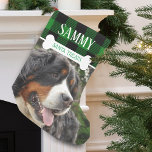 Fun Dog Foto Name Personalisiert Kleiner Weihnachtsstrumpf<br><div class="desc">Dein Hund wird diesen lustigen Weihnachtsweihnachtssong personalisiert für ihn oder sie Liebe geben. Der Strumpf zeigt Ihre Haustiere personalisieren den Namen mit einem weißen Hundeknochen, das die Worte "Santa Leckereien" überlagert. Niedlich und festlich und viel Platz für Hunde Leckereien . . . ein Weihnachtsfest, der für viele Jahre geschätzt wird....</div>