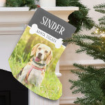 Fun Dog Foto Personalisiert Kleiner Weihnachtsstrumpf<br><div class="desc">Dein Hund wird diesen lustigen Weihnachtsweihnachtsweih personalisiert für ihn Liebe. Der Strumpf zeigt Ihre Haustiere personalisieren den Namen mit einem weißen Hundeknochen,  das die Worte "Santa Leckereien" überlagert. Niedlich und festlich und viel Platz für Hunde Leckereien . . . ein Weihnachtsfest,  der für viele Jahre geschätzt wird.</div>