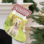 Fun Dog Red Kariert Foto Name Personalisiert Kleiner Weihnachtsstrumpf<br><div class="desc">Dein Hund wird diesen lustigen Weihnachtsweihnachtsweih personalisiert für ihn Liebe. Der Strumpf zeigt Ihre Haustiere personalisieren den Namen mit einem weißen Hundeknochen,  das die Worte "Santa Leckereien" überlagert. Niedlich und festlich und viel Platz für Hunde Leckereien . . . ein Weihnachtsfest,  der für viele Jahre geschätzt wird.</div>