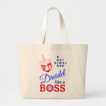 Fun Dreidel wie ein Boss Hanukkah Jumbo Stoffbeutel<br><div class="desc">Spaß, stylish DREIDEL WIE EINE BOSS Hanukkah Große Tote Tasche entworfen mit rot dreidel und blau, Marine und rot Typografie. In der rechten oberen Ecke können Sie die Namen der vier dreidimensionalen Seiten in einem Wortpuzzle-Format lesen (HEI kann bei Bedarf in HEY oder HAY geändert werden). In der O von...</div>