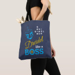 Fun Dreidel wie ein Boss Hanukkah Tasche<br><div class="desc">Spaß, stilvolle DREIDEL WIE EIN BOSS Hanukkah Tote Bag entworfen mit blauem dreiel und blau, gelb und weiß Typografie. In der rechten oberen Ecke können Sie die Namen der vier dreidimensionalen Seiten in einem Wortpuzzle-Format lesen (HEI kann bei Bedarf in HEY oder HAY geändert werden). In der O von BOSS...</div>