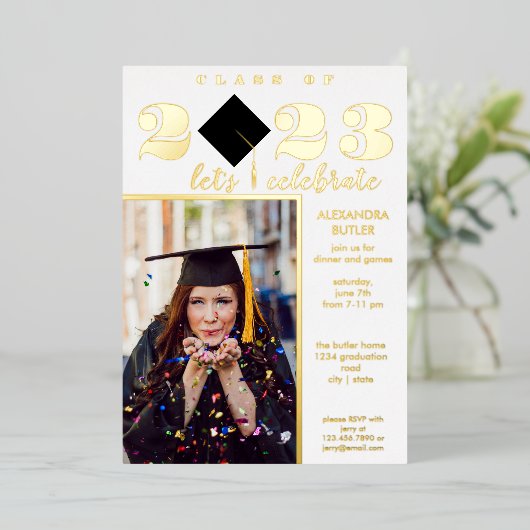 Fun Facts Foto Bold Script Class 2023 Abschluss Folieneinladung (Stehend vorne)