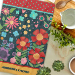 Fun farbiger, individueller Name Niedlich floral Geschirrtuch<br><div class="desc">Niedlicher Personalisierter Blumenname Modernes Handtuch. Fügen Sie Ihrem Namen ein lustiges Zitat zu diesem bunten Blumenhandtuch hinzu. Diese niedlichen Küchentücher sind perfekt, um Ihre Küche farblich zu gestalten. Pair es mit einer Flasche Wein und es ist ein großartiges personalisiertes Geschenk für Freunde, Familie, Mitarbeiter, Nachbarn, etc. Der benutzerdefinierte Monogrammbereich kann...</div>