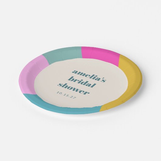 Fun farbiges geometrisches, individuelles Brautpar Pappteller (Schrägansicht)