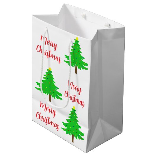 Fun Festive Merry Christmas Trees Mittlere Geschenktüte (Vorderseite Schrägansicht)