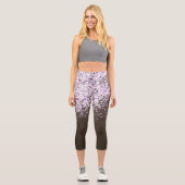 Fun Festive Pink Confetti auf Brown Capri Leggings (Vorderseite)