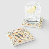 Fun Floral Daisy Muster Custom Initial Steinuntersetzer (Seitenansicht)