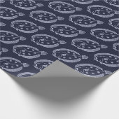 Fun Flounder Fisch im Licht Lila auf Deepest Blue Geschenkpapier (Ecke)