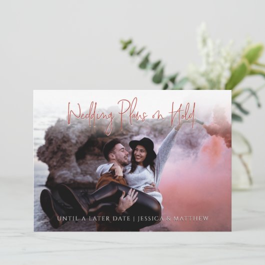 Fun Foto Rote Skripte Hochzeitstermin ändern Ankündigung (Stehend Vorderseite)