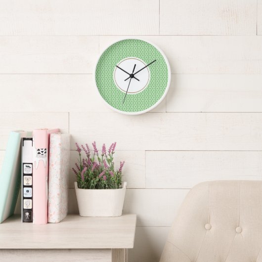 Fun Geometric Sage Green White Tiled Art Außenring Uhr (Lesesaal)