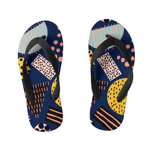 Fun Geometrie: Abstraktes mehrfarbiges Muster Kinderbadesandalen (Fußbett)